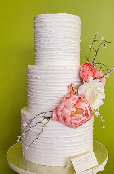 Type of signature wedding cake design: horizontal texture